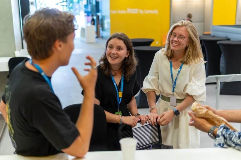 Dvě mladé dámy a jeden mladý muž si povídají v prostorách Microsoftu v Praze.