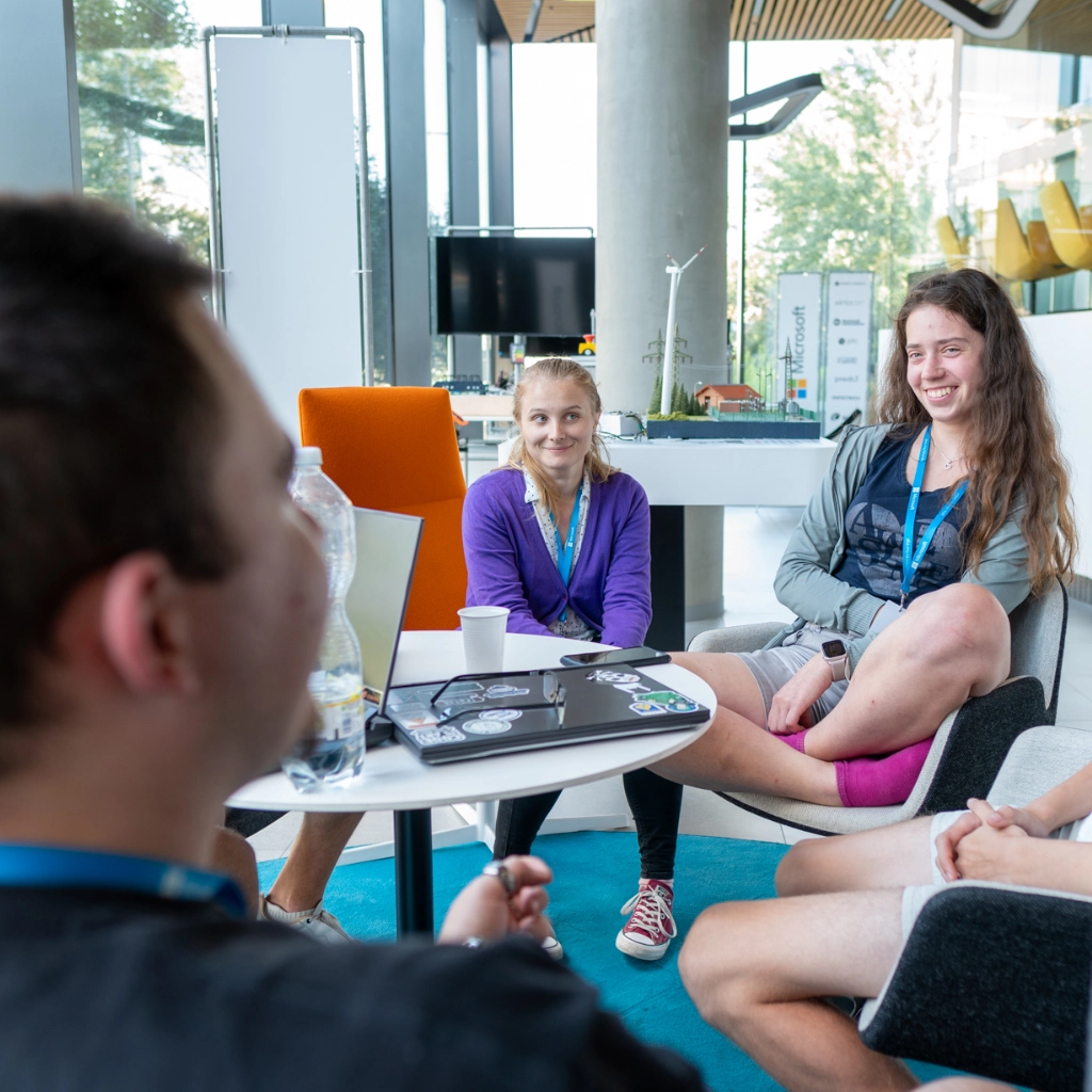 Muž na online pohovoru v krajském kole.