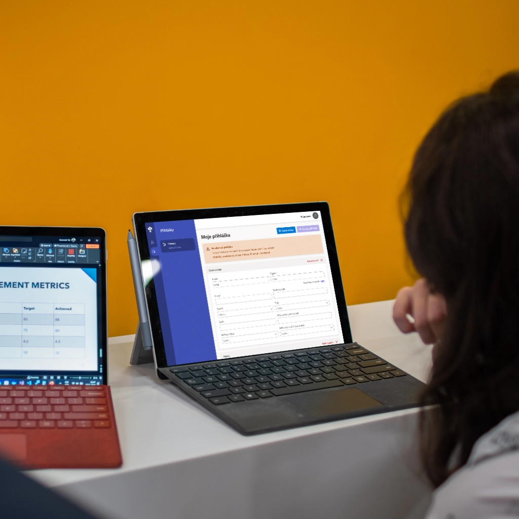 Muž vyplňující přihlášku do STC na svém počítači.